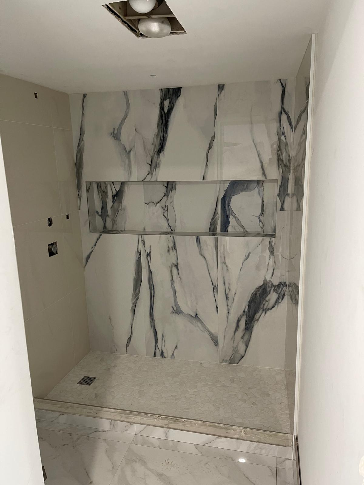 Large-format marble shower with recessed shelf