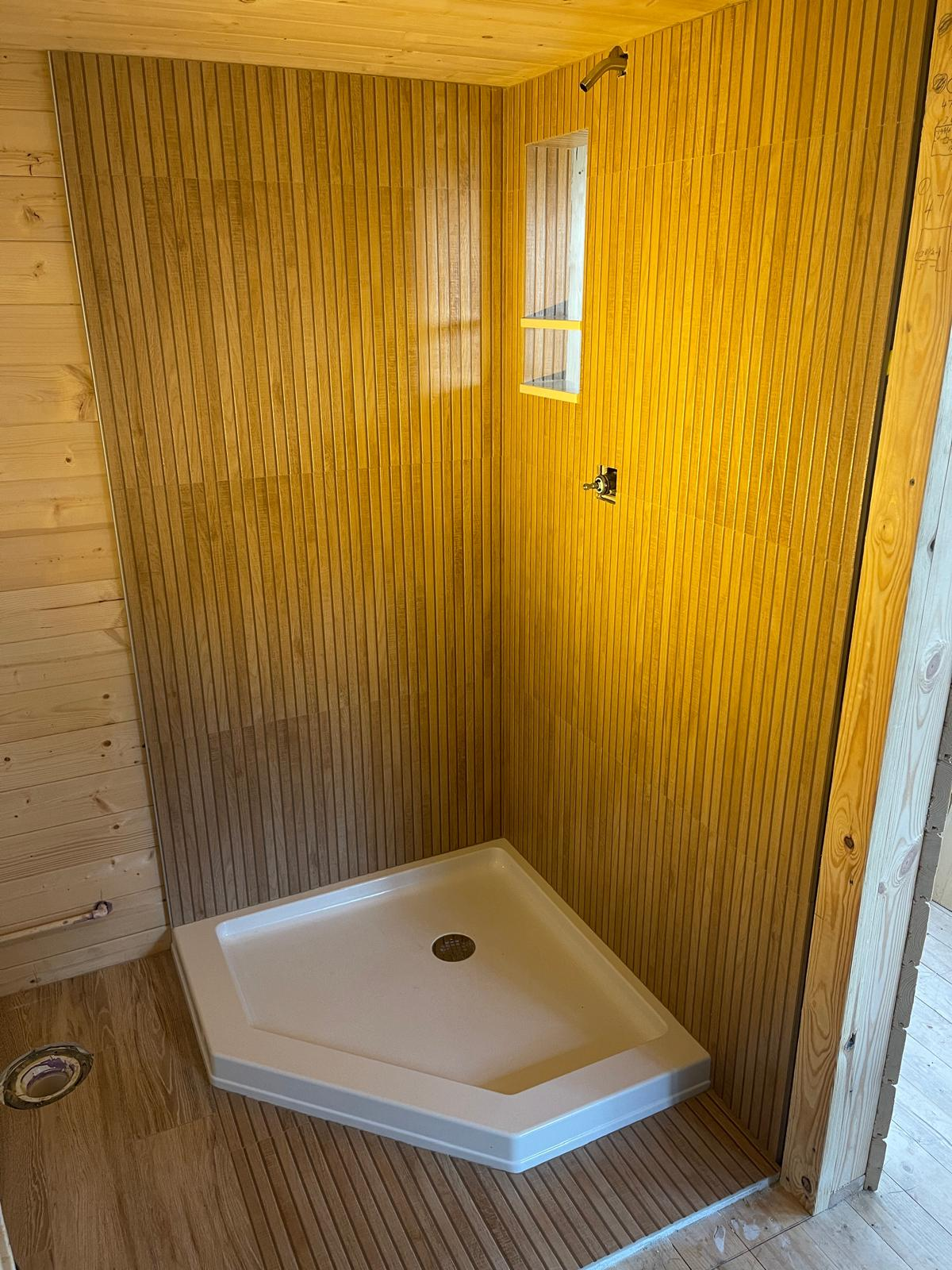 Wood-look spa shower with slatted wall finish